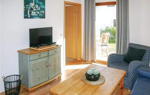 基希海姆Ferienhaus 26 In Kirchheim的客厅配有电视、沙发和桌子