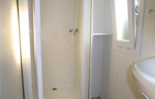 哈勒Relax - Chalet Comfort的带淋浴和盥洗盆的白色浴室