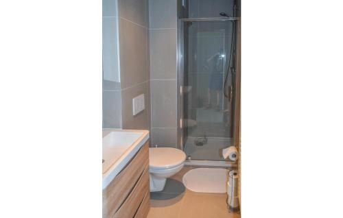 奥斯坦德Royal Ascot S2 Ref, 8的一间带卫生间和淋浴的浴室