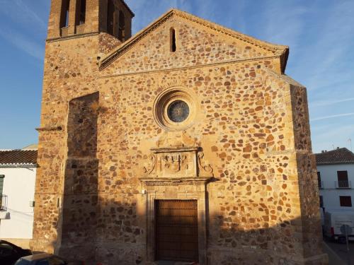 阿尔玛格鲁Casa Rural San blas的一座古老的石头教堂,有门和塔