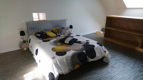 圣乌尔SEJOUR AU COEUR DES VOLCANS的卧室配有牛印花床