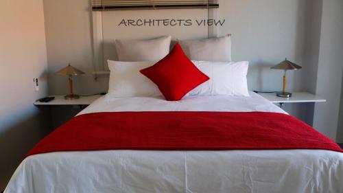 德班ARCHITECT'S VIEW的卧室配有红色和白色的床及两盏灯
