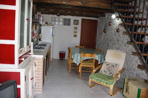 LettomanoppelloCasavacanze Macchiametola的一间厨房,里面配有桌椅