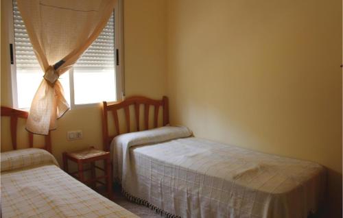 奥里韦拉海滩Stunning Home In Orihuela Costa With Kitchen的一间卧室设有两张床和窗户。
