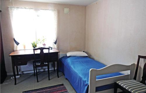 FloaltGorgeous Home In Vxtorp With Kitchen的一间卧室配有一张床、一张书桌和一个窗户。