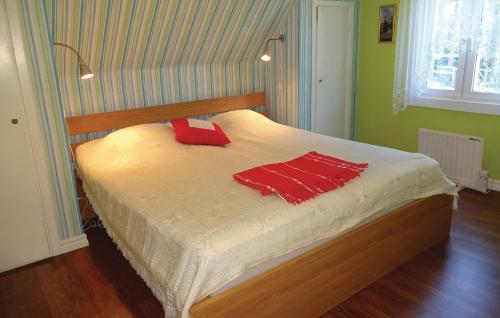 MöljerydAmazing Home In Kallinge With Kitchen的一张床上有两个红色枕头的房间