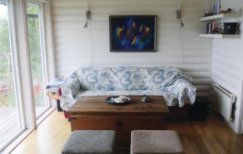 Båtstø弗洛根*XLVI *度假屋的客厅配有沙发和桌子