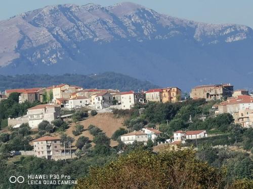 Prignano CilentoCasa Vacanze - B&B Il Tempone的山丘上的村庄,以山丘为背景