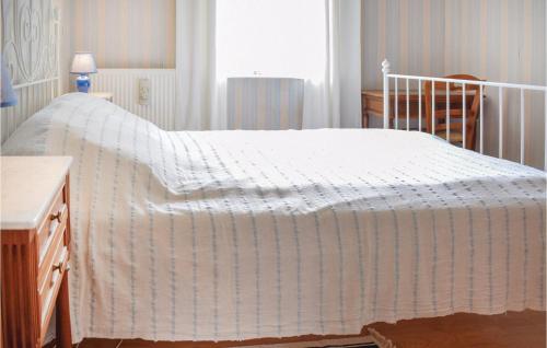 Chicheboville哈缪德纳瓦尔度假屋的白色的床和白色的毯子