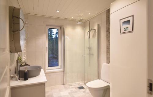 利雪平Nice Home In Lidkping With Kitchen的带淋浴、盥洗盆和卫生间的浴室