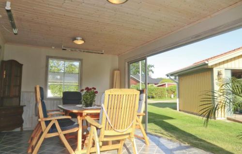 FalkvikAwesome Home In Slvesborg With Kitchen的庭院里设有桌椅。
