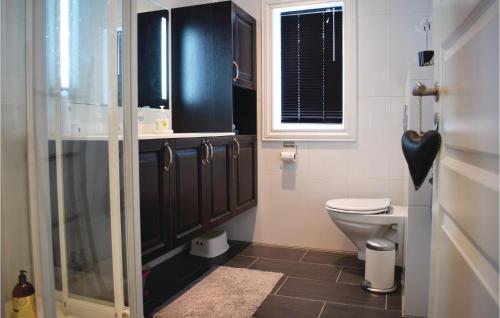 HovetCozy Home In Hovet With Kitchen的一间带卫生间和玻璃淋浴间的浴室