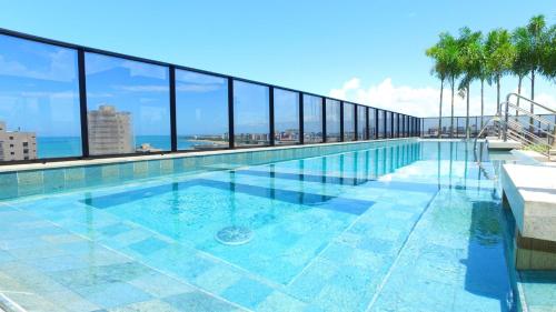 马塞约Apartamento de alto luxo.的建筑物屋顶上的游泳池