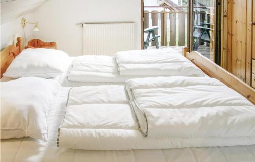 基希海姆Ferienhaus 26 In Kirchheim的客房内的一组白色床