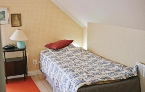松德比Awesome Home In Eskilstuna With 2 Bedrooms And Wifi的一间卧室配有一张红色枕头的床