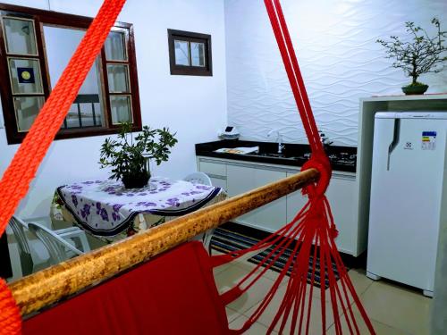 佩尼亚Casa Wilson的厨房配有桌子和红色的网