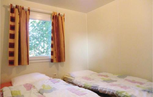哈勒Relax - Chalet Comfort的一间卧室设有两张床和窗户。