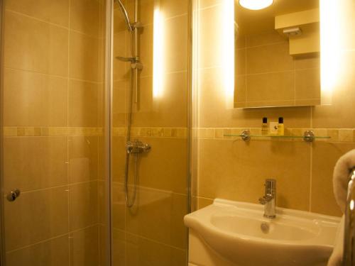 科尔切斯特北方山丘酒店的带淋浴、卫生间和盥洗盆的浴室