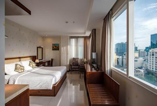 胡志明市阿夸里酒店的酒店客房设有一张床和一个大窗户