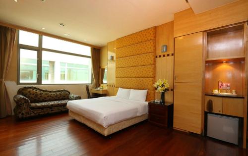 花莲市采盈精品休闲旅馆的酒店客房,配有床和沙发