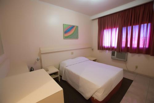 里贝朗普雷托王子酒店的酒店客房设有两张床和窗户。