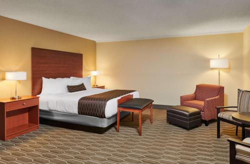 密尔沃基贝斯特韦斯特密尔沃基机场酒店及会议中心的配有一张床和一把椅子的酒店客房