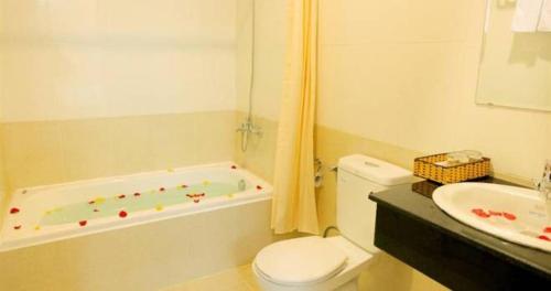 头顿Hoa Tieu Guesthouse的带浴缸、卫生间和盥洗盆的浴室