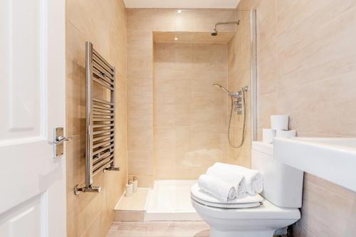 Bright & Spacious 4beds home - Kensington High Street-Olympia的一间浴室