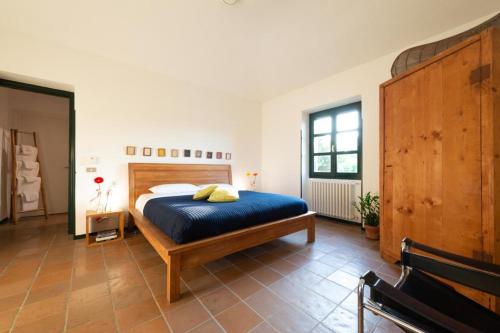 亚历山德里亚La Fornace的一间卧室配有一张大床和蓝色的床罩