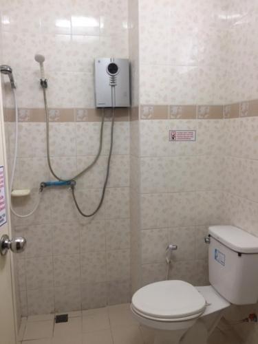 廊开霹卡公寓式酒店的浴室配有淋浴和卫生间。