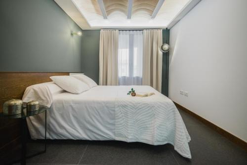 莫雷拉Artal by CASALEA的卧室配有白色的床和窗户。