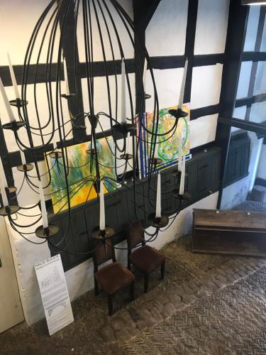 RüthenHaus Buuck - Appartement的挂在墙上的吊灯,有两把凳子