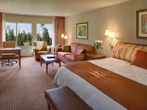 安吉利斯港Olympic Lodge by Ayres的酒店客房设有一张大床和一张书桌。