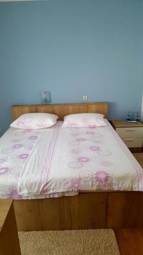 拉布Guesthouse Matušan's place的一张粉色和白色的被子