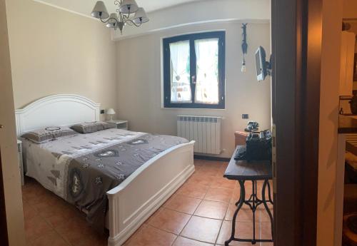 AteletaElfoghiro'的一间卧室设有一张大床和一个窗户。