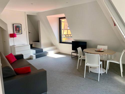 斯特拉斯堡Les Appartements du Renard的客厅配有沙发和桌子