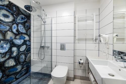 克拉科夫Hotel Perfect的浴室配有卫生间、盥洗盆和淋浴。