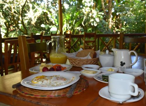明多El Descanso的一张桌子,上面放有早餐盘和一罐橙汁
