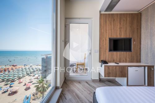 都拉斯Vila One Beach Hotel的享有海滩景致的卧室