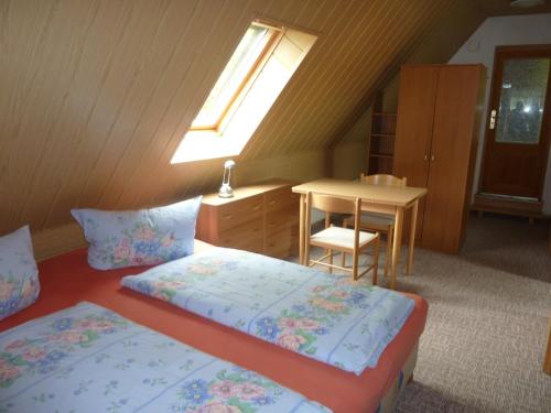 梅森高尔尼彻霍夫宾馆的一间卧室设有两张床和一张桌子及窗户