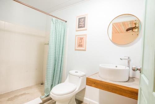 福尔图纳拉福尔图纳塞琳娜酒店的一间带卫生间、水槽和镜子的浴室