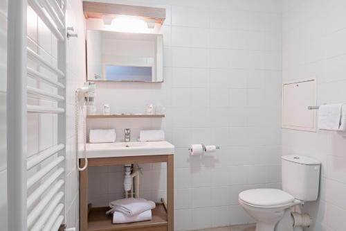 奥尔良Appart'City Confort Orléans的白色的浴室设有水槽和卫生间。