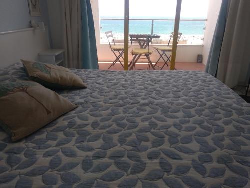 蒙蒂戈杜Best Sea View Monte Gordo的一间卧室设有一张床,享有海景