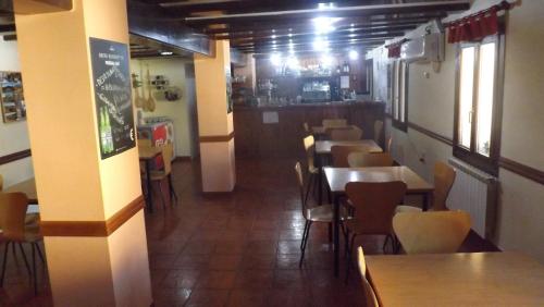 TramacastielLa Barbacana的餐厅内带桌椅的用餐室