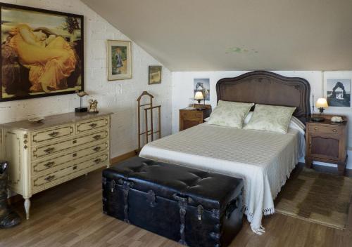 奥亚LOFT OIA - ES UNA FILOSOFIA DE VIDa的一间卧室配有一张大床和一个梳妆台