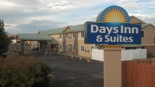 Days Inn & Suites by Wyndham Gunnison的证书、奖牌、标识或其他文件