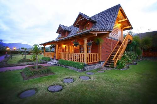 奥塔瓦洛普尔托拉格乡间度假村的一座大型木屋,在庭院里设有甲板