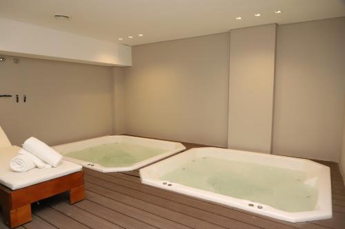 门多萨Agua del Corral Hotel & Spa的两个大型按摩浴缸位于一个房间里