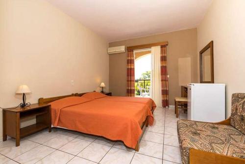 卡拉马孔丹尼尔酒店的一间卧室配有床、沙发和冰箱