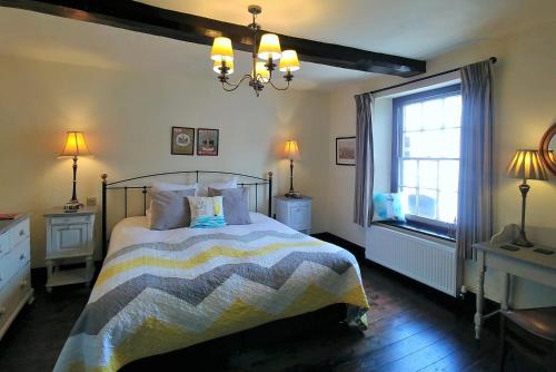 霍尔特霍尔特国王头像酒店的一间卧室设有一张床和一个窗口